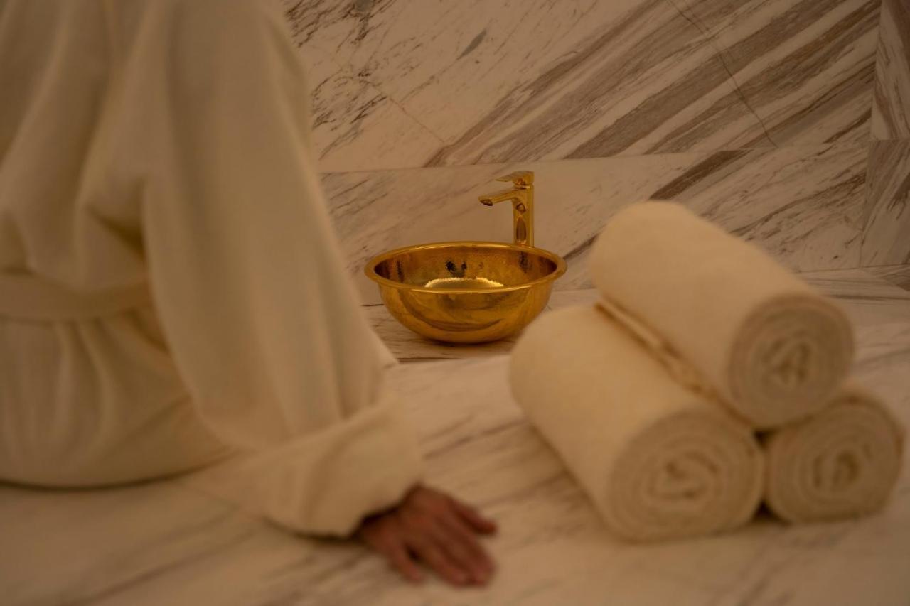 Jareed Hotel Riyad Extérieur photo A golden bowl with a tap
