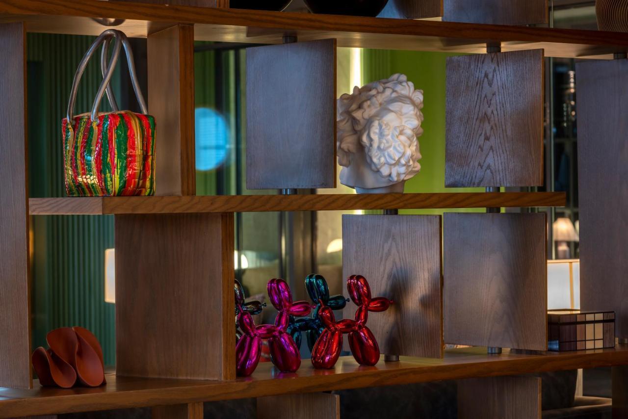 Jareed Hotel Riyad Extérieur photo A balloon dog sculpture