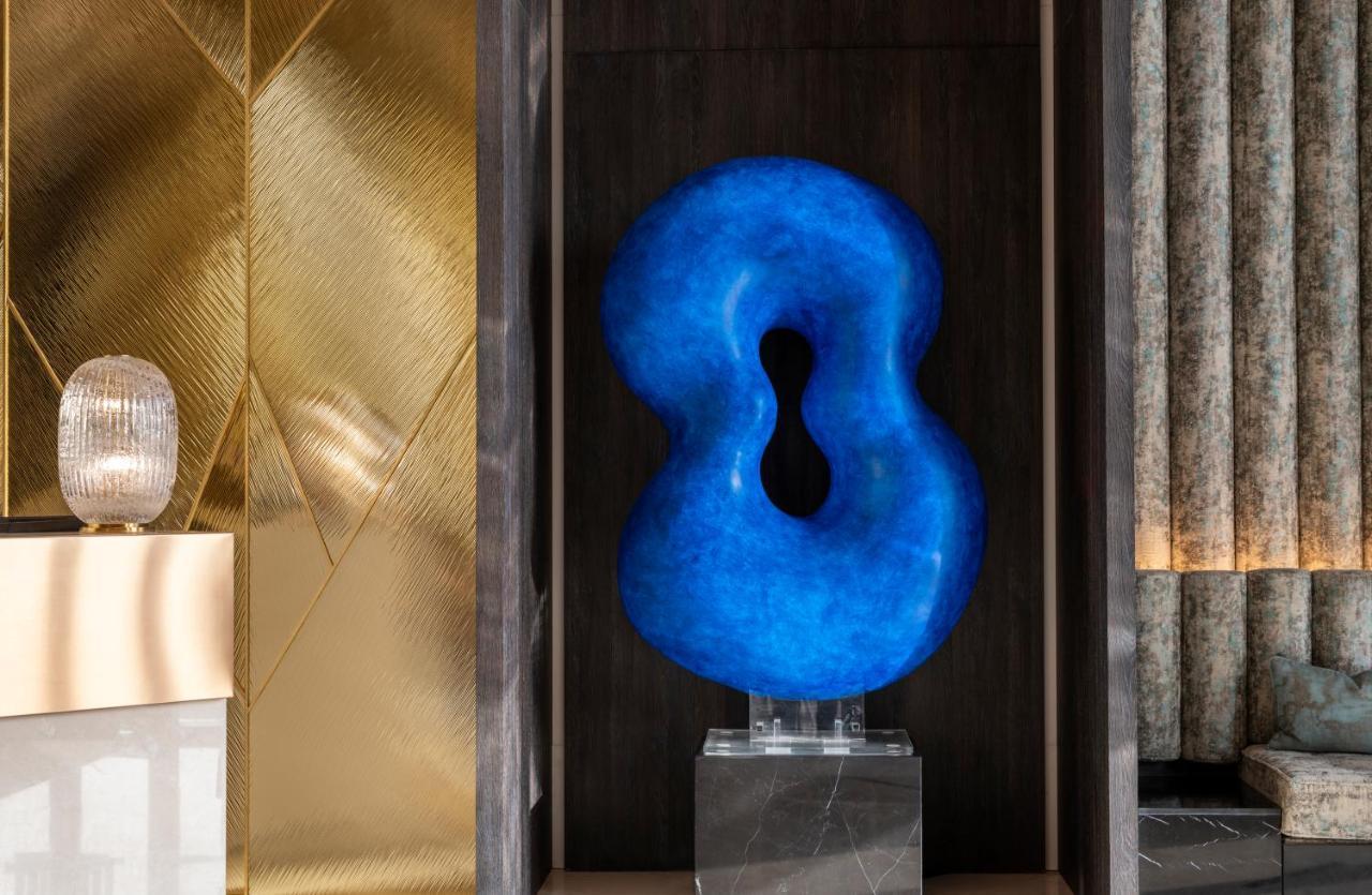 Jareed Hotel Riyad Extérieur photo The sculpture "8" by the artist at the entrance of the hotel
