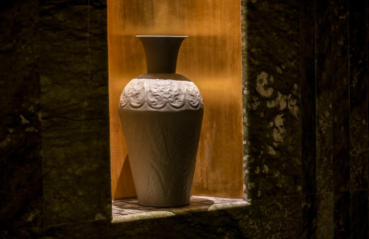 Jareed Hotel Riyad Extérieur photo A vase in the window of a house in the village of Gali