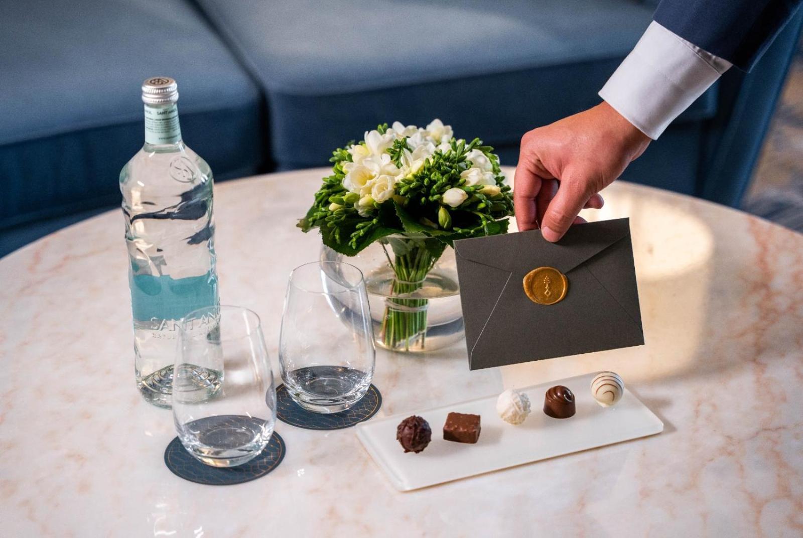Jareed Hotel Riyad Extérieur photo A butler delivers a letter