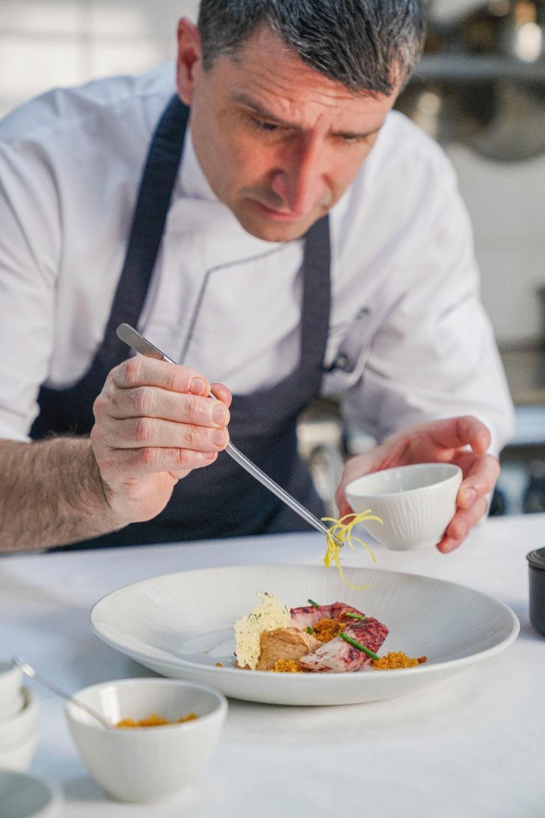 Jareed Hotel Riyad Extérieur photo A chef using a vegetable peeler