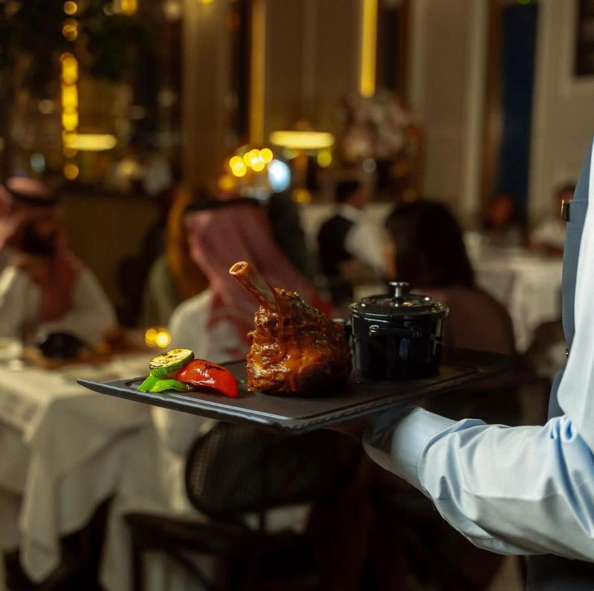 Jareed Hotel Riyad Extérieur photo A waiter serving food
